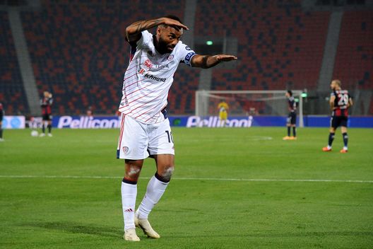 BOLOGNA, ITALY - OCTOBER 31: Joao Pedro of Cagliari Calcio celebrates after scoring the opening goal during the Serie A match between Bologna FC and Cagliari Calcio at Stadio Renato Dall'Ara on October 31, 2020 in Bologna, Italy. (Photo by Mario Carlini / Iguana Press/Getty Images) Calciomercato: Joao Pedro non sarà del Torino, è ad un passo dal Fenerbahce- immagine 2