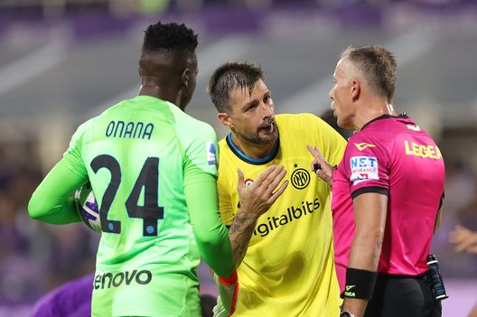 FLORENCE, ITALY - OCTOBER 22: Francesco Acerbi of FC Internazionale and Paolo Valeri referee argue during the Serie A match between ACF Fiorentina and FC Internazionale at Stadio Artemio Franchi on October 22, 2022 in Florence, Italy. (Photo by Gabriele Maltinti/Getty Images) Sentite Sacchi: “Inter non ha rubato nulla a Firenze, può risalire”- immagine 2