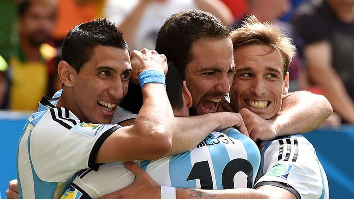 BRASILIA, BRAZIL - JULY 05: Gonzalo Higuain of Argentina (2nd L) celebrates scoring his team's first goal with Angel di Maria (L), Lionel Messi (2nd L) and Lucas Biglia during the 2014 FIFA World Cup Brazil Quarter Final match between Argentina and Belgium at Estadio Nacional on July 5, 2014 in Brasilia, Brazil. (Photo by Matthias Hangst/Getty Images) Il “The Last Dance” di Messi secondo Biglia: “Vorrei vederlo abbracciare la coppa del mondo e piangere, come Michael Jordan” - immagine 1