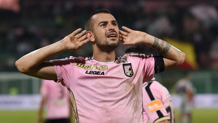 PALERMO, ITALY - OCTOBER 07:  Ilija Nestorovski of Palermo celebrates after scoring the opening goal during the Serie B match between US Citta' di Palermo and Crotone FC at Stadio Renzo Barbera on October 7, 2018 in Palermo, Italy.  (Photo by Tullio M. Puglia/Getty Images) 