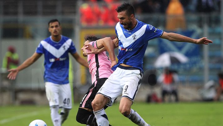 BRESCIA, ITALY - SEPTEMBER 02: Andrea Caracciolo (R) of Brescia Calcio competes for the ball with Gabriele Rolando (L) of US Citta di Palermo during the Serie B between Brescia Calcio and US Citta di Palermo at Stadio Mario Rigamonti on September 2, 2017 in Brescia, Italy. (Photo by Marco Luzzani/Getty Images) BRESCIA, ITALY - SEPTEMBER 02: Andrea Caracciolo (R) of Brescia Calcio competes for the ball with Gabriele Rolando (L) of US Citta di Palermo during the Serie B between Brescia Calcio and US Citta di Palermo at Stadio Mario Rigamonti on September 2, 2017 in Brescia, Italy. (Photo by Marco Luzzani/Getty Images)