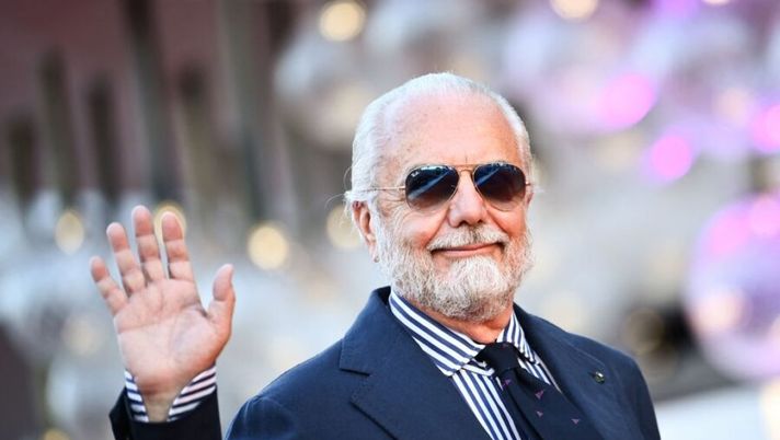 Italian businessman Aurelio De Laurentiis arrives for the screening of the film 'Freaks Out' presented in competition on September 8, 2021 during the 78th Venice Film Festival at Venice Lido. (Photo by Marco BERTORELLO / AFP) (Photo by MARCO BERTORELLO/AFP via Getty Images) De Laurentiis: “Via demotivati per aprire ciclo, ora big via solo per offerte super. Lozano? Spero resti” - immagine 1