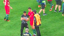 VIDEO / Incredibile Ronaldo, si ferma con un tifoso per un selfie a centrocampo e gli spiega come farlo