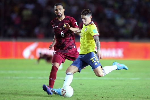 PUERTO ORDAZ, VENEZUELA - MARCH 29: James Rodríguez of Colombia kicks the ball against Yangel Herrera of Venezuela during the FIFA World Cup Qatar 2022 qualification match between Venezuela and Colombia at Estadio Cachamay on March 29, 2022 in Puerto Ordaz, Venezuela. (Photo by Edilzon Gamez/Getty Images) James che autogol, si offre pubblicamente al Valencia che lo ignora e irrita l’Al Rayyan- immagine 2