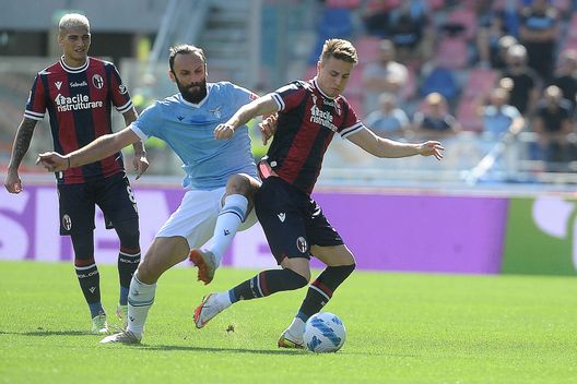 BOLOGNA, ITALY - OCTOBER 03: Mattias Svanberg of Bologna FC ( R ) competes the ball with Vedat Muriqi of SS Lazio ( L ) during the Serie A match between Bologna FC v SS Lazio at Stadio Renato Dall'Ara on October 03, 2021 in Bologna, Italy. (Photo by Mario Carlini / Iguana Press/Getty Images) BOLOGNA, ITALY - OCTOBER 03: Mattias Svanberg of Bologna FC ( R ) competes the ball with Vedat Muriqi of SS Lazio ( L ) during the Serie A match between Bologna FC v SS Lazio at Stadio Renato Dall'Ara on October 03, 2021 in Bologna, Italy. (Photo by Mario Carlini / Iguana Press/Getty Images)