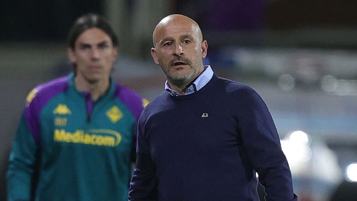 FLORENCE, ITALY - MARCH 30: Head coach Vincenzo Italiano manager of ACF Fiorentina looks on during the Serie A TIM match between ACF Fiorentina and AC Milan - Serie A TIM at Stadio Artemio Franchi on March 30, 2024 in Florence, Italy.(Photo by Gabriele Maltinti/Getty Images) “Errare è Italiano, perseverare diabolico”: come si fa a non parlare del futuro? - immagine 1