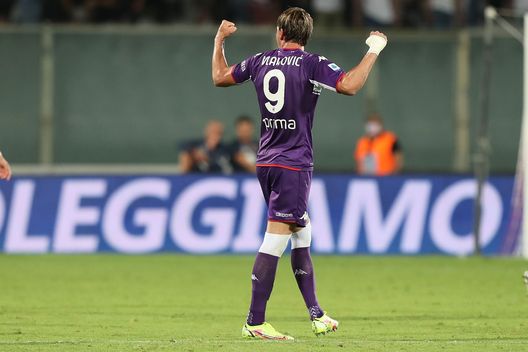 FLORENCE, ITALY - AUGUST 28: Dusan Vlahovic of ACF Fiorentina celebrates after scoring a goal during the Serie A match between ACF Fiorentina and Torino FC at Stadio Artemio Franchi on August 28, 2021 in Florence,Italy . (Photo by Gabriele Maltinti/Getty Images) Torino e Fiorentina: tra le mura granata si sfidano due squadre in crescita- immagine 3