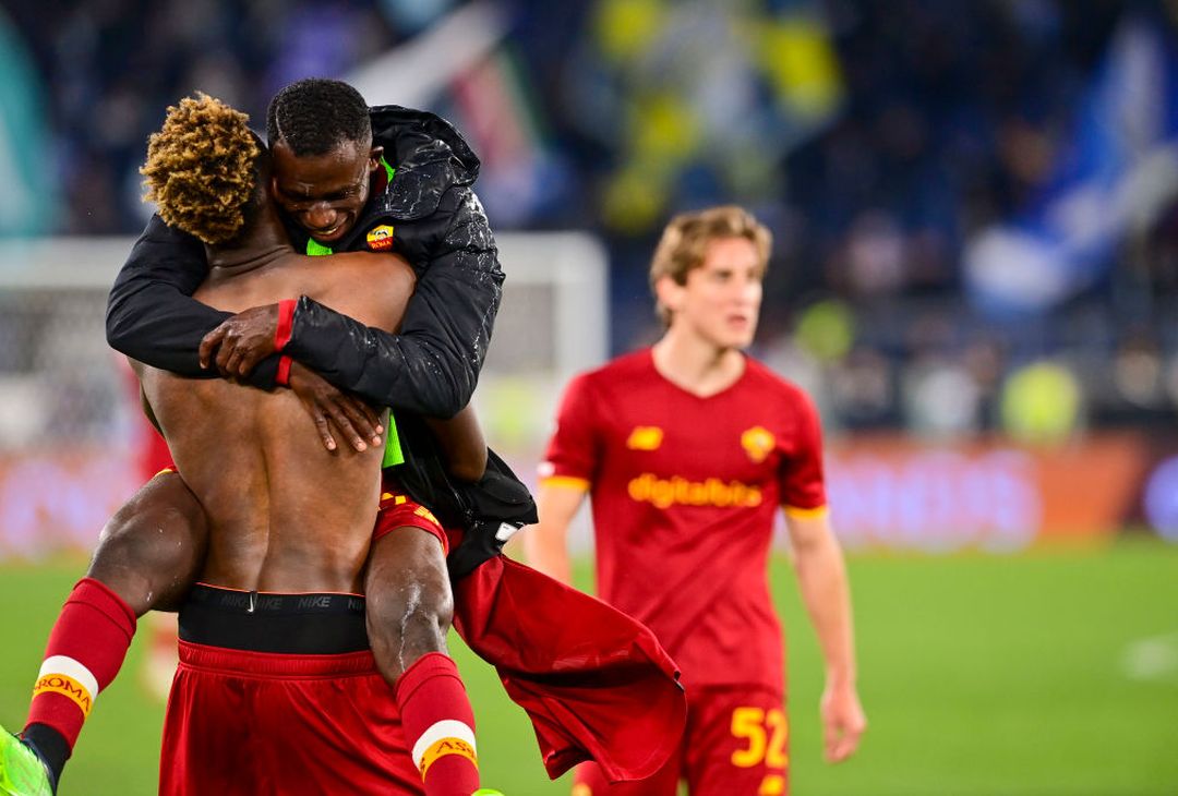 La Roma si scatena: Mancini con la bandiera, Abraham si spoglia – FOTO GALLERY - immagine 6