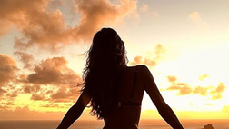 Izabel, il lato B è sensazionale. Lady Trapp si gode il tramonto, ma lo spettacolo è un altro