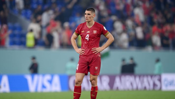 DOHA, QATAR - DECEMBER 02: Nikola Milenkovic of Serbia reacts after the 2-3 loss during the FIFA World Cup Qatar 2022 Group G match between Serbia and Switzerland at Stadium 974 on December 02, 2022 in Doha, Qatar. (Photo by Laurence Griffiths/Getty Images) Dal CS, viola partiti per la Romania. Lunedi il rientro di Milenkovic e Jovic - immagine 1