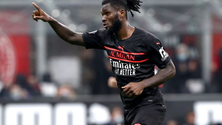 MILAN, ITALY - OCTOBER 16: Franck Kessie of AC Milan celebrates after scoring their team's second goal from the penalty spot during the Serie A match between AC Milan and Hellas Verona FC at Stadio Giuseppe Meazza on October 16, 2021 in Milan, Italy. (Photo by Marco Luzzani/Getty Images) Milan, la Gazzetta: “Tomori torna e gioca. Kessié, Tonali, la scelta su Leao per Genova” - immagine 1