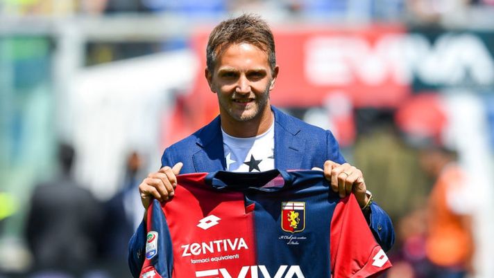 GENOA, ITALY - MAY 20: Domenico Criscito of Genoa, returning after playing seven years for Zenit St. Petersburg, shows club's new home shirt before the serie A match between Genoa CFC and Torino FC at Stadio Luigi Ferraris on May 20, 2018 in Genoa, Italy. (Photo by Paolo Rattini/Getty Images) Criscito, che gesto verso l’asta: subito in ritiro col Genoa dopo l’intervento - immagine 1