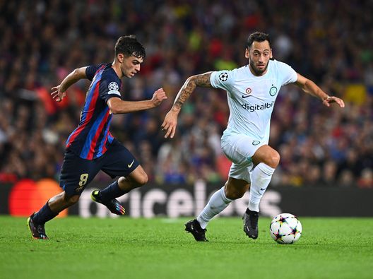 BARCELONA, SPAIN - OCTOBER 12: Hakan Calhanogl of FC Internazionale in action during the UEFA Champions League group C match between FC Barcelona and FC Internazionale at Spotify Camp Nou on October 12, 2022 in Barcelona, Spain. (Photo by Mattia Ozbot - Inter/Inter via Getty Images) La probabile dell’Inter: chance per Correa e Darmian. Calha ancora in regia- immagine 2