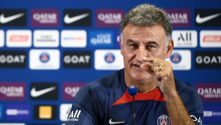 Paris Saint-Germain's French head coach Christophe Galtier speaks during a press conference in Saint-Germain-en-Laye, west of Paris on August 26, 2022, two days prior to the L1 football match against Monaco. (Photo by FRANCK FIFE / AFP) (Photo by FRANCK FIFE/AFP via Getty Images) PSG, Galtier: “Skriniar è dell’Inter, non devo commentare il suo futuro. Il FFP…” - immagine 1