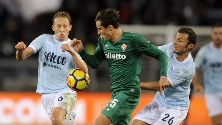 ROME, ROMA - NOVEMBER 26:  Stefan Radu of SS lazio  compete for the ball with Federico Chiesa of ACF Fiorentina during the Serie A match between SS Lazio and ACF Fiorentina at Stadio Olimpico on November 26, 2017 in Rome, Italy.  (Photo by Marco Rosi/Getty Images)