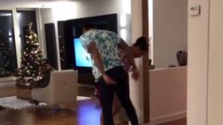 VIDEO / Gabriel Jesus, dribbling scatenato in salotto: lo ferma la mamma