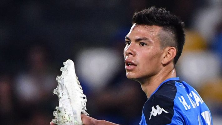 Napoli's Mexican forward Hirving Lozano reacts after losing his shoe during the UEFA Champions League Group E football match Napoli vs Liverpool on September 17, 2019 at the San Paolo stadium in Naples. (Photo by Alberto PIZZOLI / AFP) (Photo credit should read ALBERTO PIZZOLI/AFP/Getty Images) Napoli, Lozano lascia lo stadio senza stampelle. Ma sono già pronti i controlli alla caviglia - immagine 1