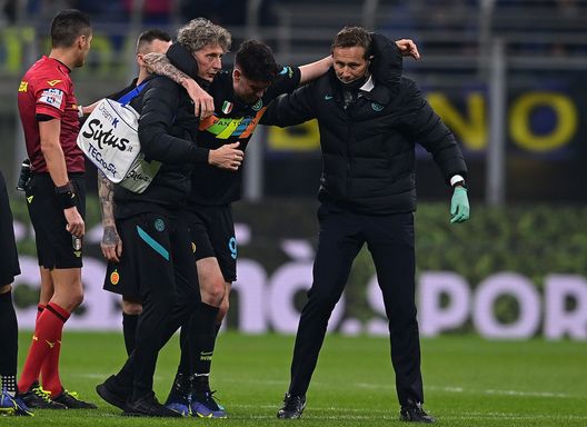 MILAN, ITALY - FEBRUARY 08: Alessandro Bastoni of FC Internazionale injured during the Coppa Italia match between FC Internazionale and AS Roma at Stadio Giuseppe Meazza on February 08, 2022 in Milan, Italy. (Photo by Mattia Ozbot - Inter/Inter via Getty Images) Inter-Roma risultato finale 2-0: due perle per Inzaghi, nerazzurri in semifinale - immagine 4