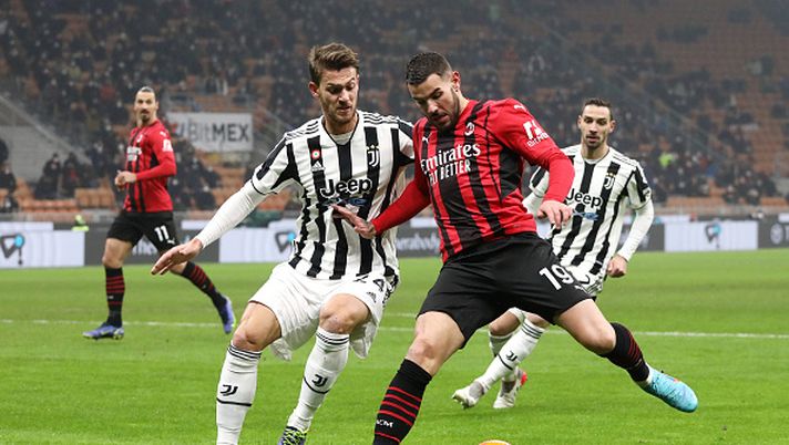 MILAN, ITALY - JANUARY 23: Theo Hernandez of AC Milan battles for possession with Daniele Rugani of Juventus during the Serie A match between AC Milan and Juventus at Stadio Giuseppe Meazza on January 23, 2022 in Milan, Italy. (Photo by Marco Luzzani/Getty Images) Noia a San Siro - immagine 1