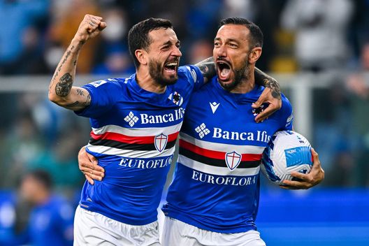 GENOA, ITALY - APRIL 30: Francesco Caputo (L) and Fabio Quagliarella of Sampdoria of Sampdoria celebrate after the Serie A match between UC Sampdoria and Genoa CFC at Stadio Luigi Ferraris on April 30, 2022 in Genoa, Italy. (Photo by Getty Images) Qui Sampdoria: Caputo all’Empoli. La formula ed il “tweet” degli azzurri- immagine 2