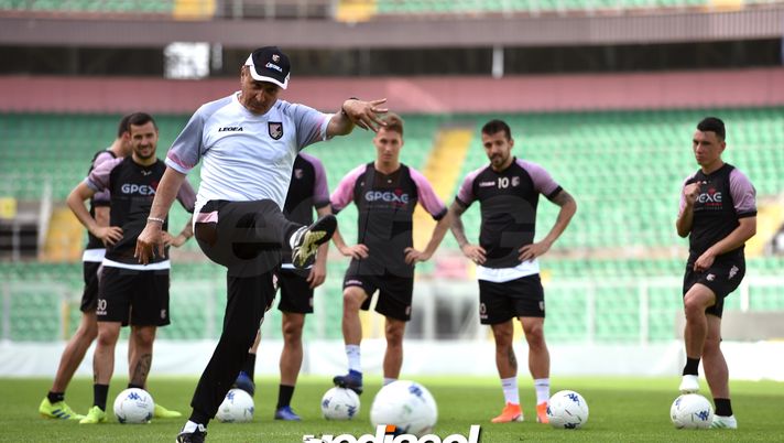 PALERMO, ITALY - APRIL 25:  Head coach Delio Rossi of US Citta' di Palermo, in actyion during a training session at Stadio Renzo Barbera on April 25, 2019 in Palermo, Italy. (Photo by Tullio M. Puglia/Getty Images)  PALERMO, ITALY - APRIL 25:  Head coach Delio Rossi of US Citta' di Palermo, in actyion during a training session at Stadio Renzo Barbera on April 25, 2019 in Palermo, Italy. (Photo by Tullio M. Puglia/Getty Images)