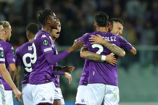 FLORENCE, ITALY - OCTOBER 13: Cristiano Biraghi of ACF Fiorentina celebrates after scoring a goal during the UEFA Europa Conference League group A match between ACF Fiorentina and Heart of Midlothian at Stadio Artemio Franchi on October 13, 2022 in Florence, Italy. (Photo by Gabriele Maltinti/Getty Images) Gonzalez: “Torno a casa contento anche se stanco. Tifosi abbiano fiducia”- immagine 2