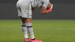 Atalanta-Lazio 2-2, Reina colpito da monete e accendini | VIDEO