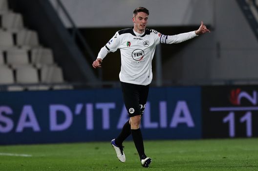 LA SPEZIA, ITALY - FEBRUARY 13: Giulio Maggiore of Spezia Calcio celebrates after scoring a goal during the Serie A match between Spezia Calcio and AC Milan at Stadio Alberto Picco on February 13, 2021 in La Spezia, Italy. (Photo by Gabriele Maltinti/Getty Images) Spezia, Maggiore: “Ci serviva tempo. Con Thiago Motta si gioca a calcio. Nazionale? Ci penso” - immagine 1