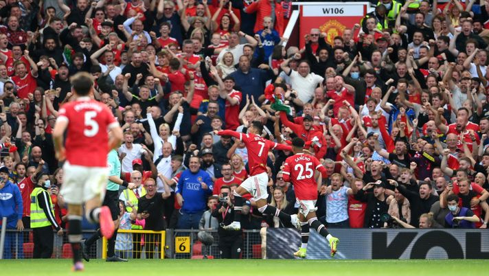 MANCHESTER, ENGLAND - SEPTEMBER 11: Cristiano Ronaldo of Manchester United celebrates after scoring their side's second goal during the Premier League match between Manchester United and Newcastle United at Old Trafford on September 11, 2021 in Manchester, England. (Photo by Laurence Griffiths/Getty Images) Dall’Inghilterra rivelano: i compagni allo United hanno paura di CR7, temono persino di sbagliare un passaggio - immagine 1