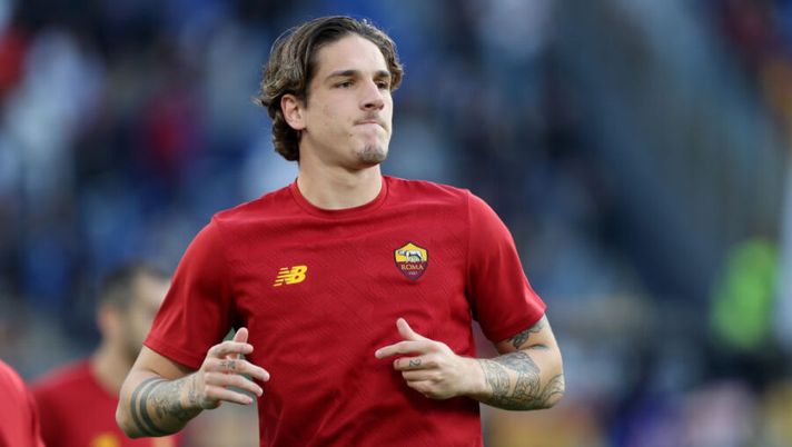 ROME, ITALY - OCTOBER 24: Nicolo Zaniolo of AS Roma looks on prior to the Serie A match between AS Roma and SSC Napoli at Stadio Olimpico on October 24, 2021 in Rome, Italy. (Photo by Paolo Bruno/Getty Images) DAI CAMPI – Novità per Zaniolo, Dybala, Manolas e Immobile! Bernardeschi e Lovato, il verdetto - immagine 1