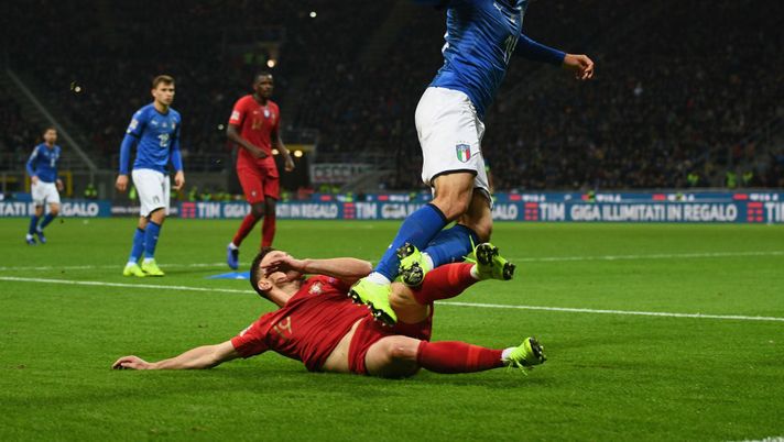 MILAN, ITALY - NOVEMBER 17:  Federico Chiesa of Italy competes for the ball with Mario Rui of Portugal during the UEFA Nations League A group three match between Italy and Portugal at Stadio Giuseppe Meazza on November 17, 2018 in Milan, Italy.  (Photo by Claudio Villa/Getty Images) 
