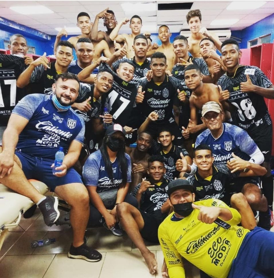 Il CAI dopo una vittoria degli ultimi anni contro i rivali Il CAI dopo una vittoria degli ultimi anni contro i rivali