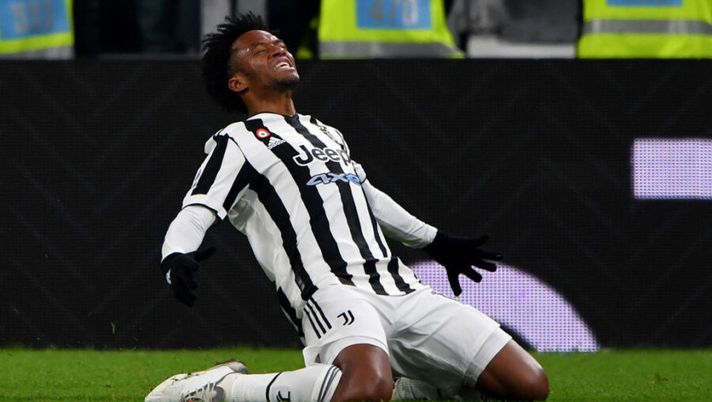 TURIN, ITALY - NOVEMBER 06: Juan Cuadrado of Juventus celebrates after scoring their team's first goal during the Serie A match between Juventus FC and ACF Fiorentina at Allianz Stadium on November 06, 2021 in Turin, Italy. (Photo by Chris Ricco/Getty Images) Cuadrado: “Rinnovo, io voglio restare e sono tranquillo. Vlahovic ci aiuta per…” - immagine 1
