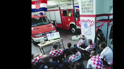 VIDEO / Croazia, reazione esemplare di questi vigili del fuoco: Rakitic sta per calciare…