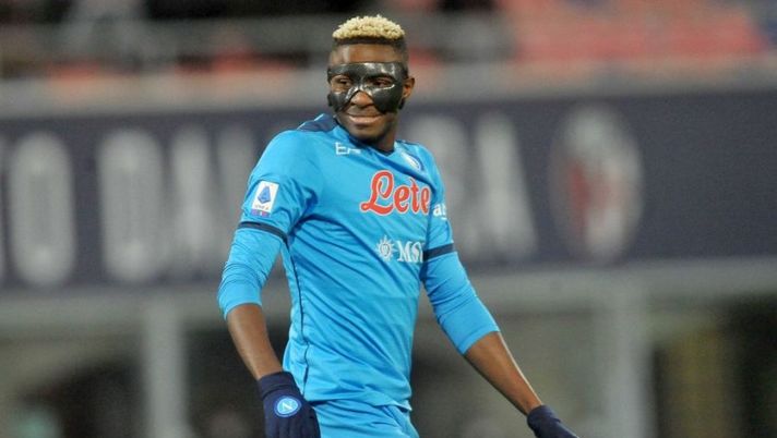 BOLOGNA, ITALY - JANUARY 17: Victor Osimhen of SSC Napoli looks on during the Serie A match between Bologna FC and SSC Napoli at Stadio Renato Dall'Ara on January 17, 2022 in Bologna, Italy. (Photo by Mario Carlini / Iguana Press/Getty Images) Osimhen, Politano, la gestione di Anguissa e Lozano: cosa filtra sulla formazione del Napoli - immagine 1