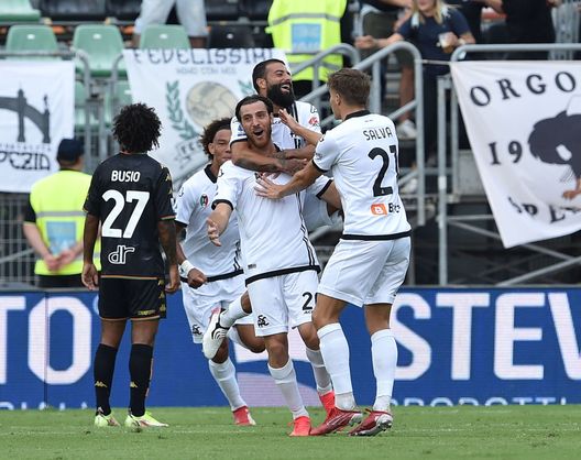 VENICE, ITALY - SEPTEMBER 19: Simone Bastoni of Spezia Calcio celebrates with his teammates after scoring opening goal during the Serie A match between Venezia FC and Spezia Calcio at Stadio Paolo Mazza on September 19, 2021 in Venice, Italy. (Photo by Giuseppe Bellini/Getty Images) VENICE, ITALY - SEPTEMBER 19: Simone Bastoni of Spezia Calcio celebrates with his teammates after scoring opening goal during the Serie A match between Venezia FC and Spezia Calcio at Stadio Paolo Mazza on September 19, 2021 in Venice, Italy. (Photo by Giuseppe Bellini/Getty Images)