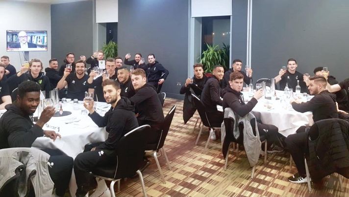 I giocatori del Norwich mettono volentieri in pratica le volontà testamentarie del loro caro tifoso Barrie I giocatori del Norwich mettono volentieri in pratica le volontà testamentarie del loro caro tifoso Barrie