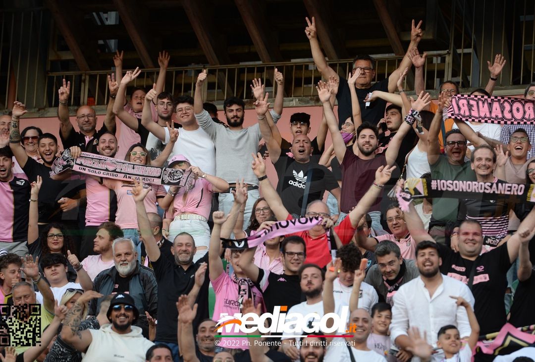 Fototifo, i tifosi allo stadio per Palermo-Feralpisaló 1-0 (gallery) - immagine 24