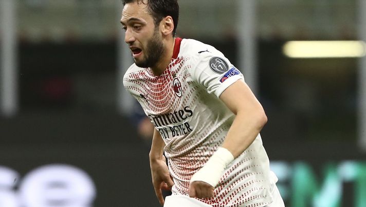 Hakan Calhanoglu (centrocampista AC Milan), qui durante Milan-Stella Rossa 1-1 (Europa League 2020-2021) | News (Getty Images) 