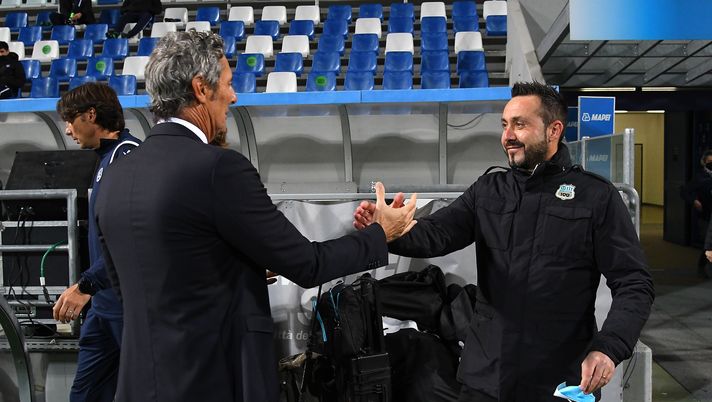 REGGIO NELL'EMILIA, ITALY - NOVEMBER 06: Luca Gotti head coach of Udinese Calcio shakes hands with Roberto De Zerbi head coach of US Sassuolo during the Serie A match between US Sassuolo and Udinese Calcio at Mapei Stadium - Città del Tricolore on November 06, 2020 in Reggio nell'Emilia, Italy. (Photo by Alessandro Sabattini/Getty Images) REGGIO NELL'EMILIA, ITALY - NOVEMBER 06: Luca Gotti head coach of Udinese Calcio shakes hands with Roberto De Zerbi head coach of US Sassuolo during the Serie A match between US Sassuolo and Udinese Calcio at Mapei Stadium - Città del Tricolore on November 06, 2020 in Reggio nell'Emilia, Italy. (Photo by Alessandro Sabattini/Getty Images)