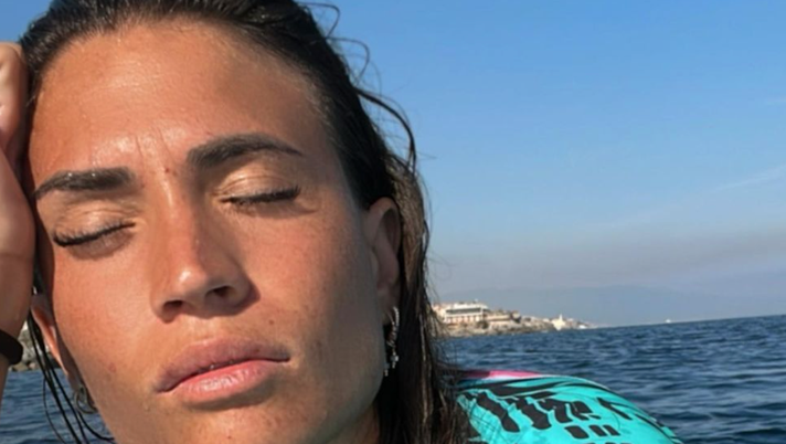 Carolina Marcialis, tintarella in mezzo al mare. Relax e surf per lady Cassano - immagine 1