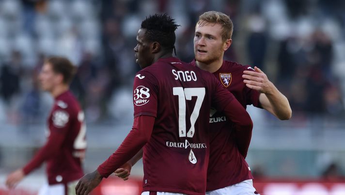 TURIN, ITALY - DECEMBER 12: Tommaso Pobega of Torino FC embraces team mate Wilfried Singo following the final whistle of the Serie A match between Torino FC and Bologna FC at Stadio Olimpico di Torino on December 12, 2021 in Turin, Italy. (Photo by Jonathan Moscrop/Getty Images) Coppa Italia, il Toro ci tiene: se vince a Marassi, sarà derby con la Juventus - immagine 1