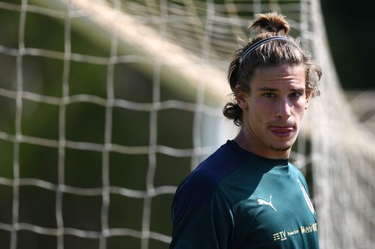TIRRENIA, ITALY - AUGUST 31:Marco Carnesecchi of Italy U19 warms up during the Italy U21 Training Session on August 31, 2021 in Tirrenia, Italy. (Photo by Alessandro Sabattini/Getty Images) Carnescchi Vicario