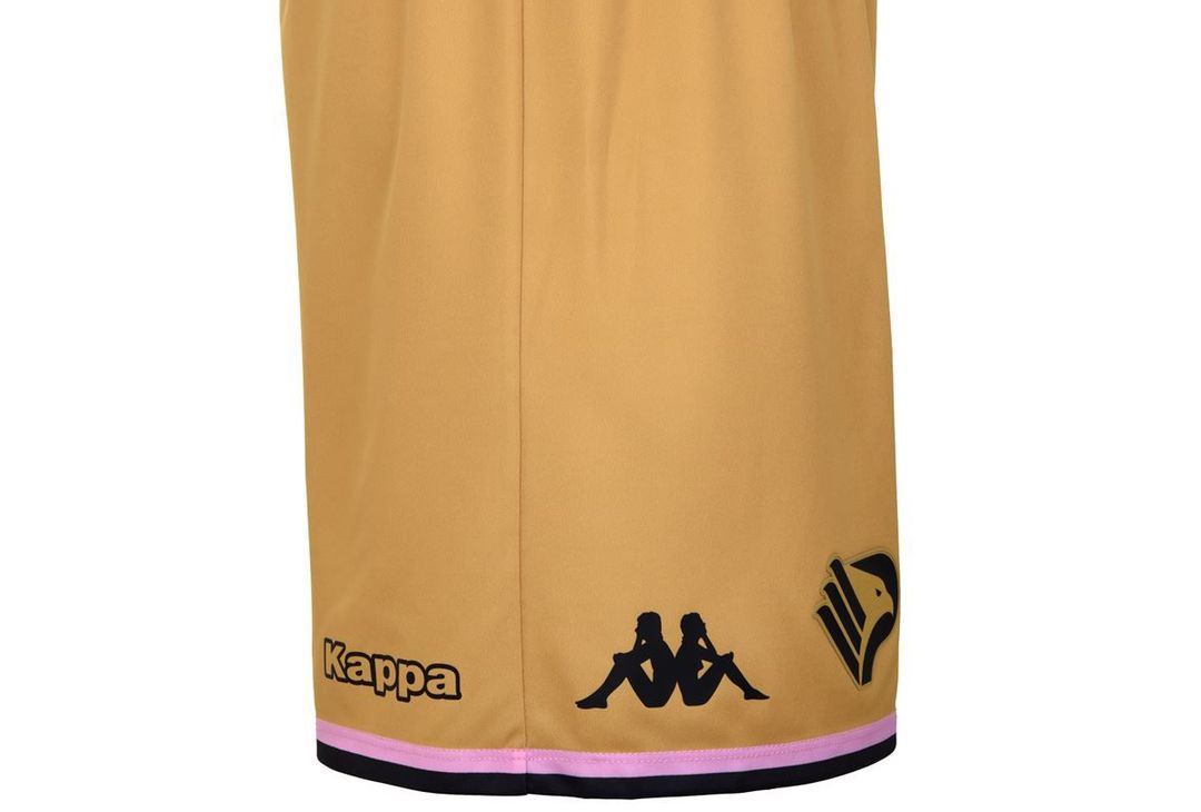 FOTO Palermo, maglia nera e oro con loghi storici: il nuovo special kit (Gallery) - immagine 12