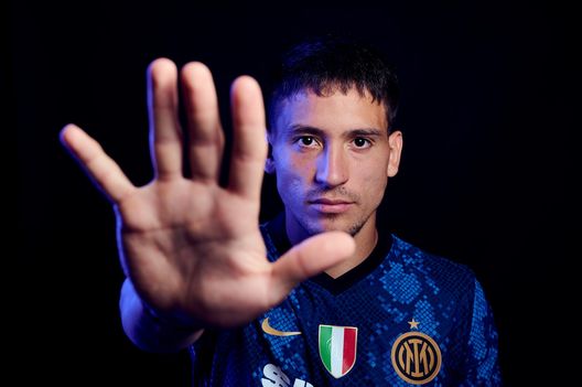 COMO, ITALY - AUGUST 26: Martin Satriano of FC Internazionale poses for a portrait during the official media day at Appiano Gentile on August 26, 2021 in Como, Italy. (Photo by Mattia Ozbot - Inter/Inter via Getty Images) UFFICIALE – Inter, Satriano in prestito all’Empoli: il comunicato del club toscano- immagine 2