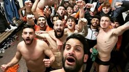 Fuori al freddo con i tifosi dopo il derby vinto a porte chiuse: festa Pistoiese