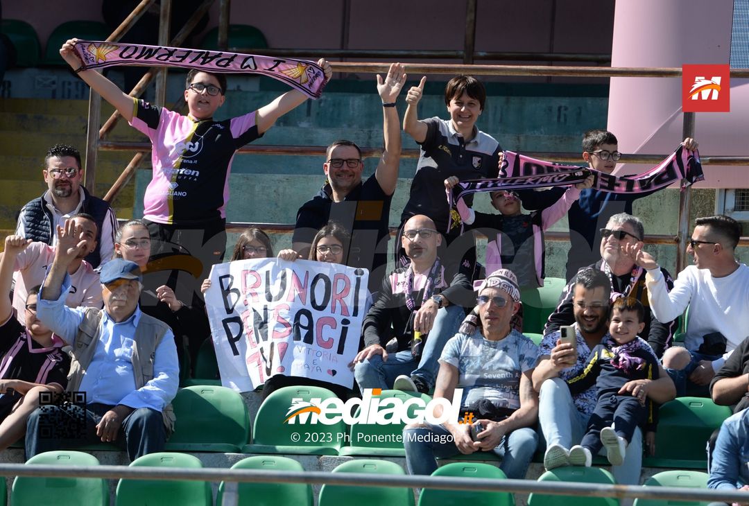 FOTOTIFO Palermo-Benevento 1-1, gli scatti ai tifosi al “Renzo Barbera” (Gallery) - immagine 32