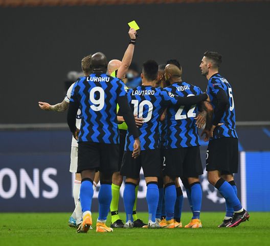  MILAN, ITALY - NOVEMBER 25: Referee Anthony Taylor gives a yellow card to Arturo Vidal of Internazionale during the UEFA Champions League Group B stage match between FC Internazionale and Real Madrid at Stadio Giuseppe Meazza on November 25, 2020 in Milan, Italy. (Photo by Claudio Villa - Inter/Inter via Getty Images) 