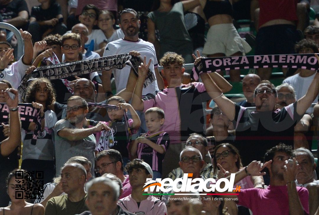 FOTOTIFO, Palermo-Genoa 1-0: i tifosi allo stadio “Renzo Barbera” (Gallery) - immagine 73