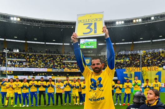 VERONA, ITALY - MAY 19: Sergio Pellissier of Chievo Verona shows his football shirt during his retirement ceremony after the Serie A match between Chievo Verona and Sampdoria at Stadio Marc'Antonio Bentegodi on May 19, 2019 in Verona, Italy. (Photo by Paolo Rattini/Getty Images) Pellissier torna in campo per la promozione della FC Clivense: “C’è un campionato da vincere poi la D”- immagine 2